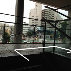 階段を上るとa