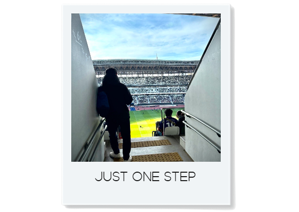 国立競技場の座席への出口に到着。あと少しという場面のポラロイド風写真「JUST ONE STEP」